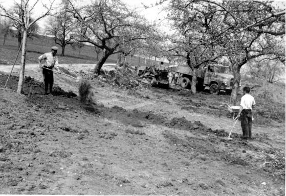 09a Abräumen des Aushubs Wasserleitungsgraben und Abdecken mit Humus.jpg